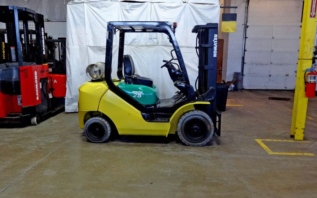 2011 Komatsu FG25T-16 Forklift on Sale in Wisconsin